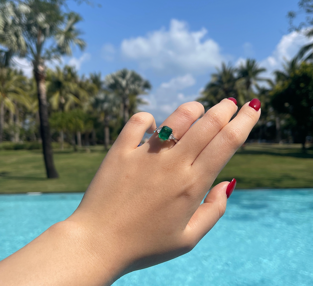 3 Carat Zambian Emerald Ring in 18K Gold with Natural Diamond GUILD Certificate